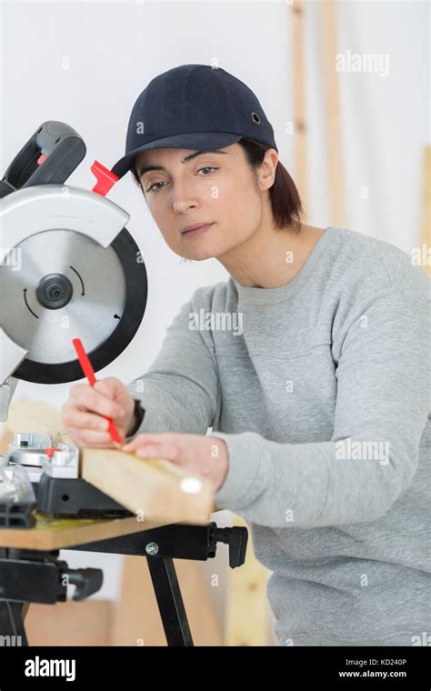 Woman Carpenter Using Circular Saw Stock Photo Alamy