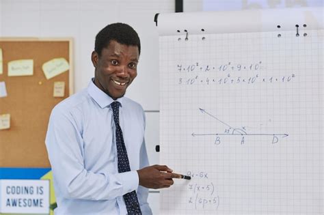 Retrato Da Cintura Para Cima De Um Jovem Professor Negro Explicando O