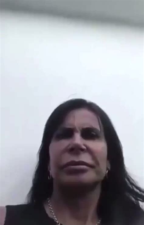 acervo de memes on Twitter gretchen mulher olhando a câmera tela do