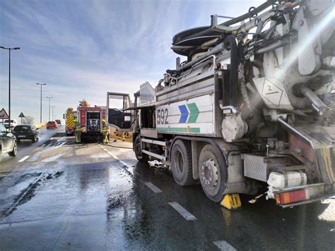 Un camión de FCC se incendia y provoca el corte del tráfico en Zaragoza