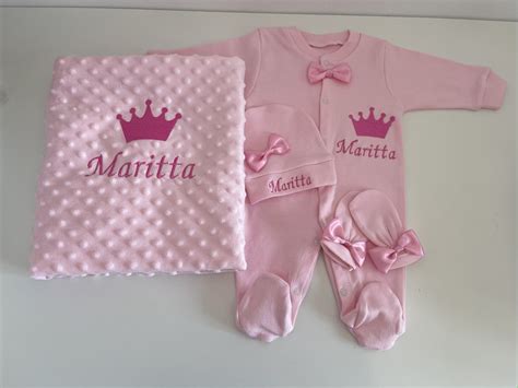 SZN Designs Kraamcadeau Meisjes Pyjama Set Met Deken Kroon Roze Fushia