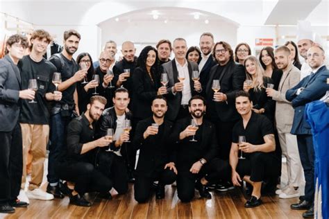 Brindisi Glamour E Sorrisi All Evento Di Presentazione Della