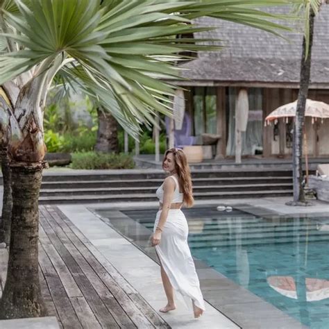 Distracting 15 Photos Of Wulan Guritno In Bikini To Transparent