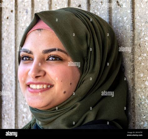 Hijab Clothing Hi Res Stock Photography And Images Alamy