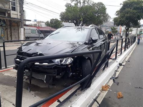 Carro invade e destrói trecho de ciclovia na Avenida Vitória A Gazeta