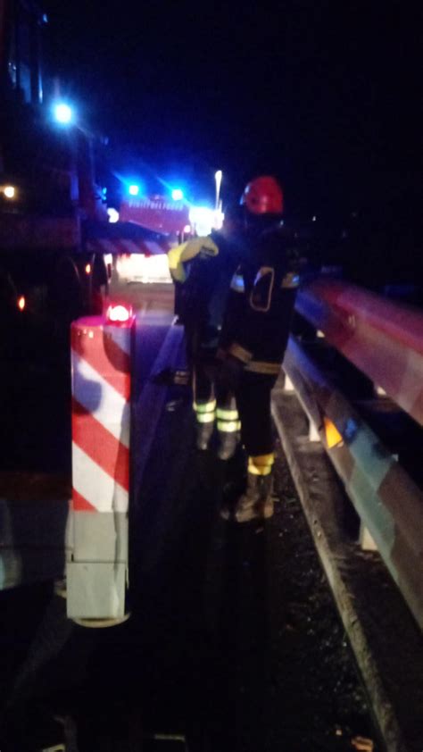 Tragedia A Cosenza Tir Sfonda Guardrail E Vola Da Metri Morti