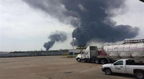 Fuerte explosión en el complejo petroquímico Pemex dejó al menos tres