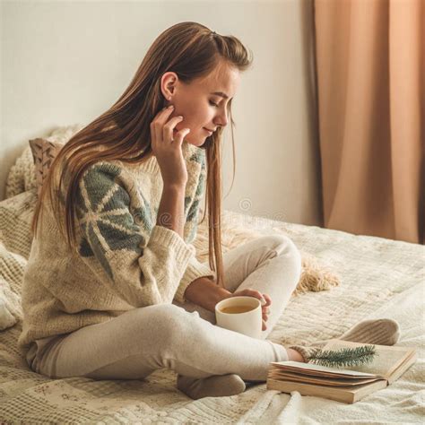 Comfortabel Huis Het Mooie Meisje Leest Een Boek Op Het Bed Goedemorgen