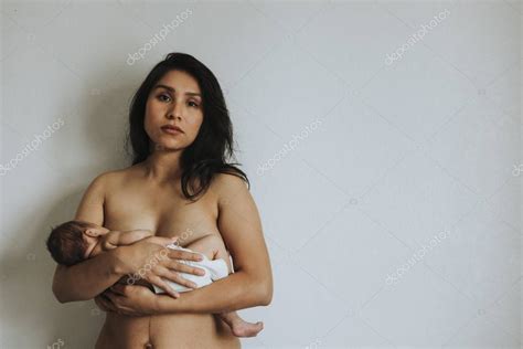 Madre Desnuda Sosteniendo A Su Beb Reci N Nacido