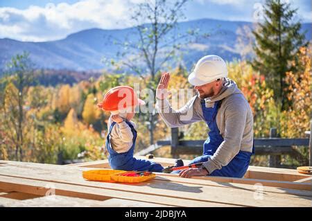 Padre Con Hijo Peque O Construyendo Una Casa Con Marco De Madera Los