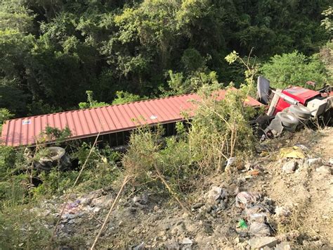 Tr Iler Cae A Barranco De Aproximadamente Metros De Profundidad