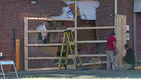 Thieves Drive Car Through Gateway Gas Mart On Market Street Steal 4k