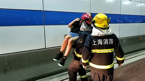 长江隧道内两车追尾4人被困 消防队员上演最暖“公主抱”上海滩新民网