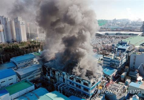 인천 석남동 화학물질 제조공장서 화재···6명 부상 뉴스웨이