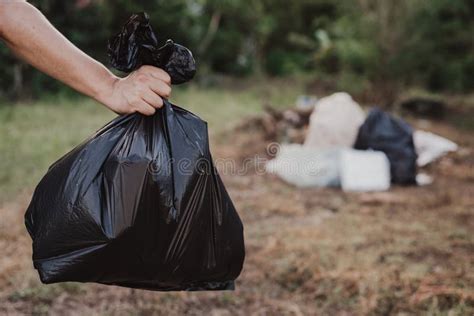 Un Hombre Lleva Una Bolsa De Basura En Una Bolsa Negra Ir Al Vertedero