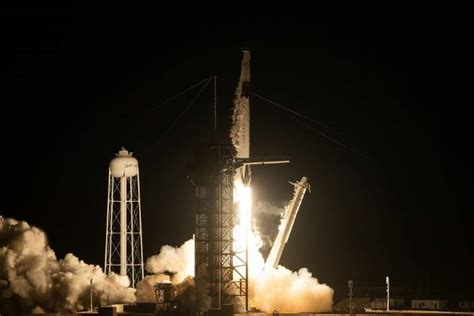 La Nueva Cápsula De Spacex En Camino Hacia La Estación Espacial