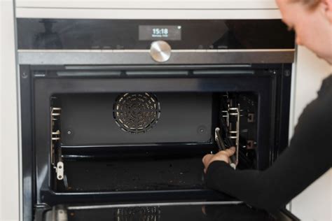 Oven Schoonmaken Zo Wordt Je Oven Cht Schoon Poets Prins