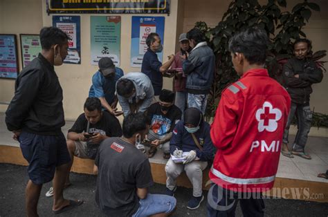 Keluarga Menunggu Identifikasi Korban Tragedi Kanjuruhan Foto