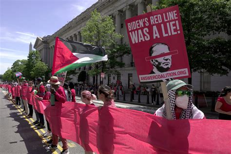 Protesters graffiti messages of Palestinian support outside the White House - WTOP News