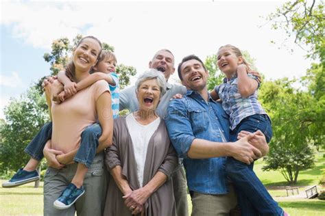 Retrato De La Familia Extensa Alegre En El Parque Imagenes De Archivo