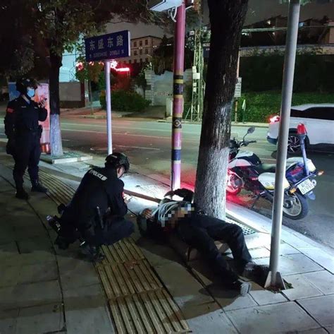 楚雄警方深夜救助2名酒醉男子！其中一名男子躺卧在地不省人事 报警 发展 凉山