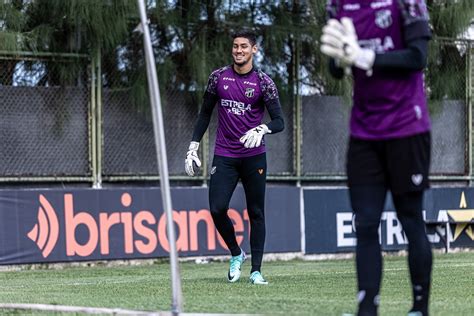 Dois dias antes de encarar o Atlético MG elenco treina em casa e