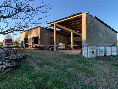 Incendio In Un Capanno Agricolo Distrutti Attrezzi E Un Trattore