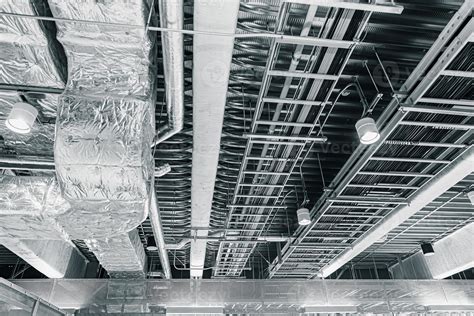 ventilação de ar de tubulação de ar de teto e cabos de dados gerenciados em um teleférico no