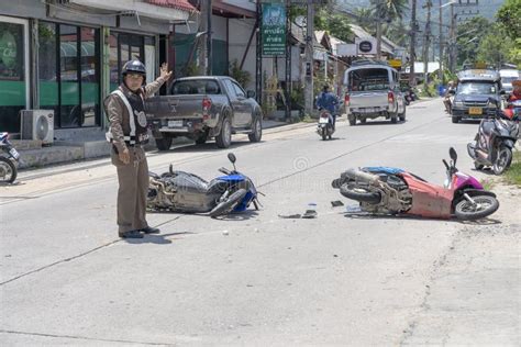 Accidente De Moto Ocurrido En La Carretera En La Isla Tropical Koh