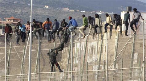 Un Centenar De Migrantes Saltan La Valla De Melilla Tras La Entrada