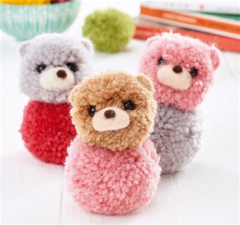 Pom-pom Teddy Bears, a FREE guide from Top Crochet Patterns (topcrochetpatterns.com ...