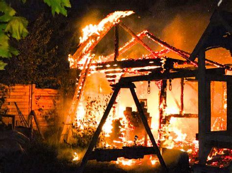 Feuer In Oldenburg Am Pophankenweg Ist Eine Gartenlaube Komplett