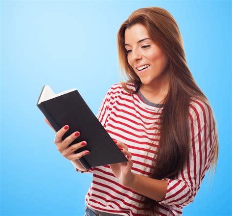 Retrato De Una Mujer Joven Que Lee Un Libro Foto Gratis