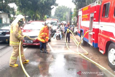 Pemotor Terjatuh Di Jalan Jambore Akibat Tumpahan Oli Antara News