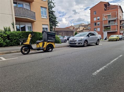 M Con Un Homme Transport Lh Pital Apr S Un Accident De Scooter