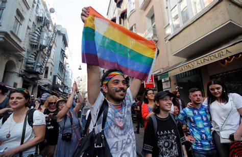 Politie verhindert al voor vierde jaar op rij Gay Pride in Turkije ...
