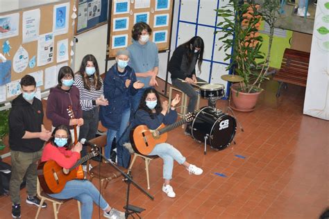 Hastear da bandeira verde Eco Escolas Jovens Repórteres para o Ambiente