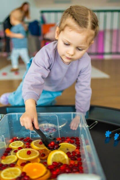 Kleines M Dchen Spielt In Einem Handgefertigten Obstriegel Mit Beeren