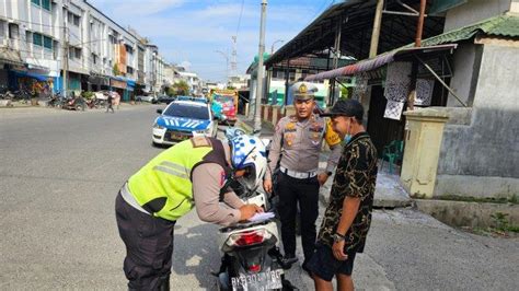 Kasatlantas Polres Labuhabatu Awasi Langsung Pelaksanaan Tilang Manual