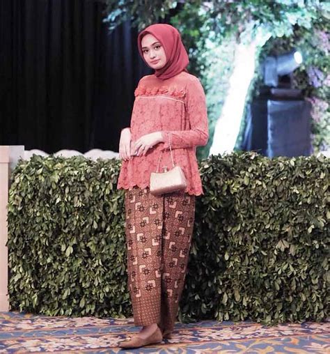 √ 30 Model Kebaya Brokat Modern Terbaru Muslim Atasan