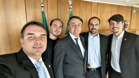 PF realiza buscas na casa da família Bolsonaro em Angra dos Reis