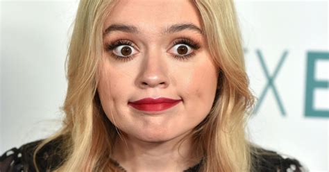Aimee Lou Wood Lors De La Premi Re De La Saison De La S Rie T L Vis E Netflix Sex Education Au