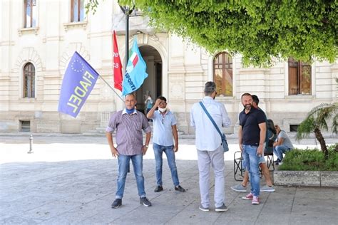 Reggio Calabria Nuova Protesta Dei Lavoratori Avr A Piazza Italia