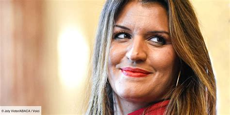 Marl Ne Schiappa S Affiche Dans Des Poses Tonnantes De La Part Dun