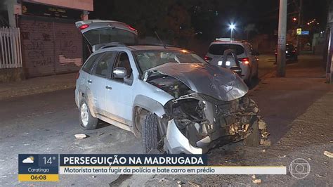 Vídeo Motorista tenta fugir da polícia e bate carro em prédio em Belo