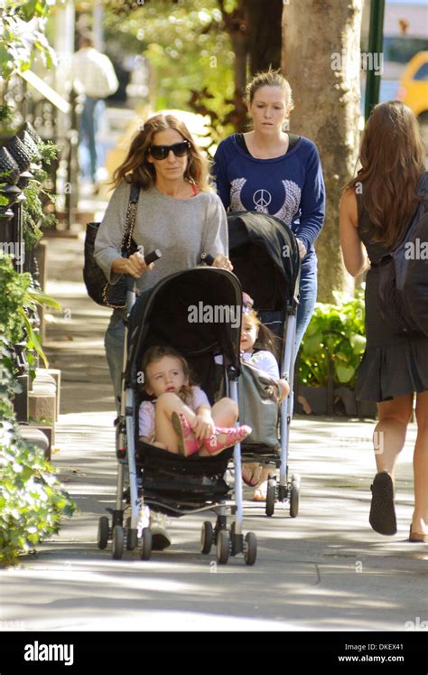 Sarah Jessica Parker And Her Twins Marion And Tabitha Go For A Stroll In Manhattan New York City