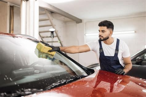 Seguro Joven Trabajador De Lavado De Autos Con Camiseta Y Overoles