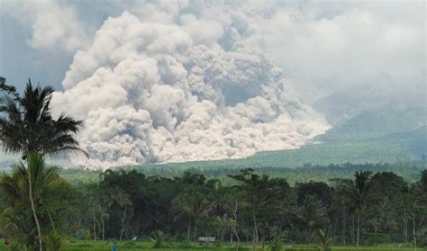 Erupsi Gunung Semeru Semburan Abu Vulkanik Capai Kaki Ke Arah