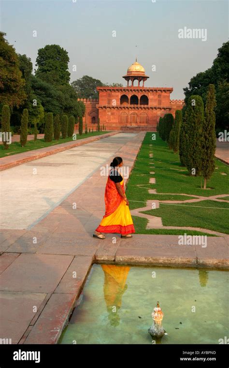 The gardens at the Taj Mahal, Agra, Uttar Pradesh, India Stock Photo - Alamy