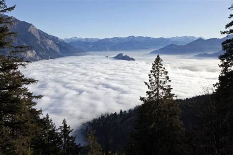 スイス北東部の町セベレン近郊の谷。霧に覆：欧州の冬2011―12 写真特集：時事ドットコム